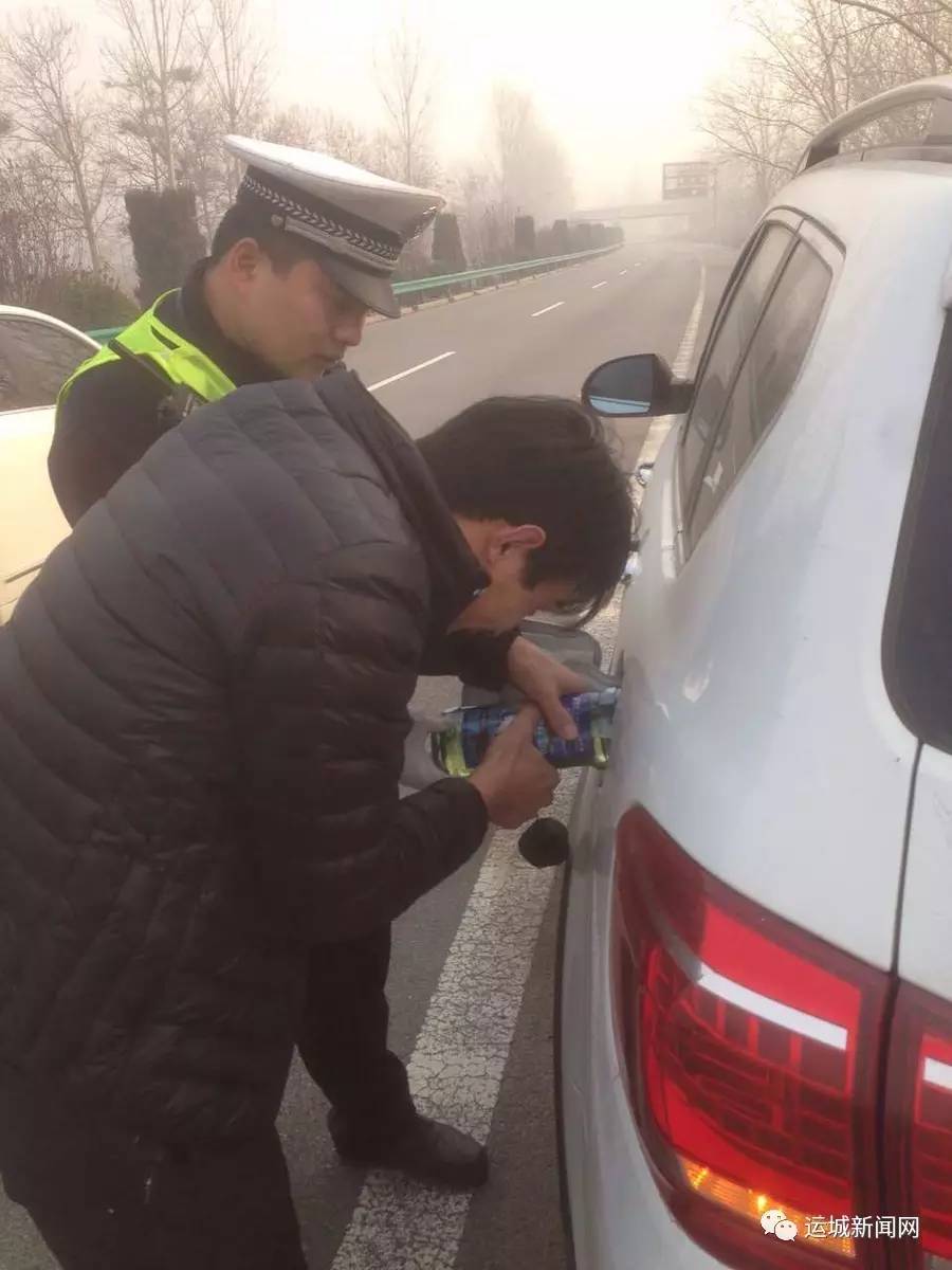 汽车没油高速抛锚