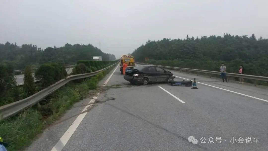 高速上突然爆胎，在应急车道换胎被扣6分？车主不服：爆胎难道还不算应急？