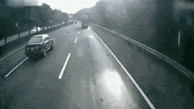 高速上胎爆了_高速车胎爆胎_高速上爆胎