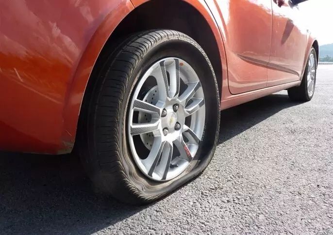 车爆胎在高速上_高速爆胎车上路怎么办_高速上面爆胎