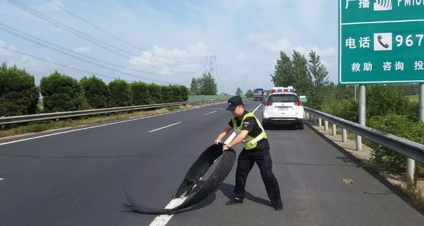 高速爆胎车上货物能赔偿吗_车爆胎在高速上_高速爆胎车上路怎么办