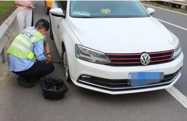 高速爆胎车上路怎么办_高速爆胎车上货物能赔偿吗_车爆胎在高速上