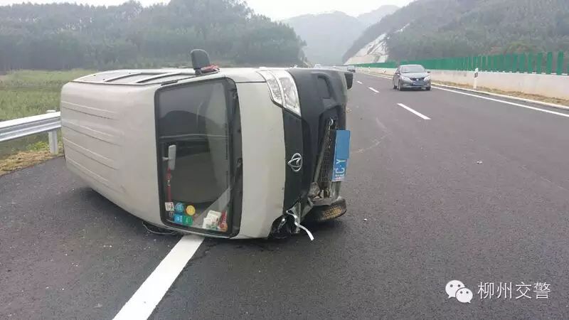 【谨慎驾驶】新手上高速遇爆胎 人仰车翻险象环生