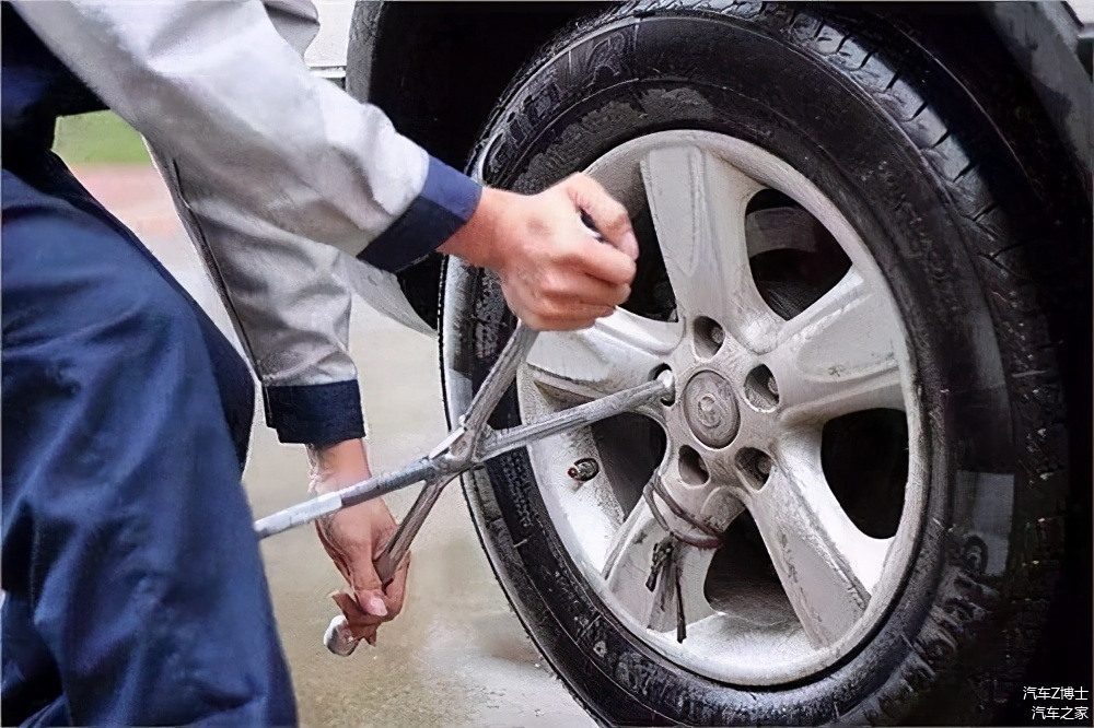 公路高速爆胎车视频_高速公路车辆爆胎_车在高速公路爆胎