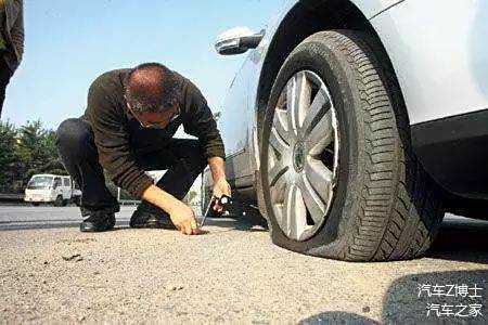 公路高速爆胎车视频_高速公路车辆爆胎_车在高速公路爆胎