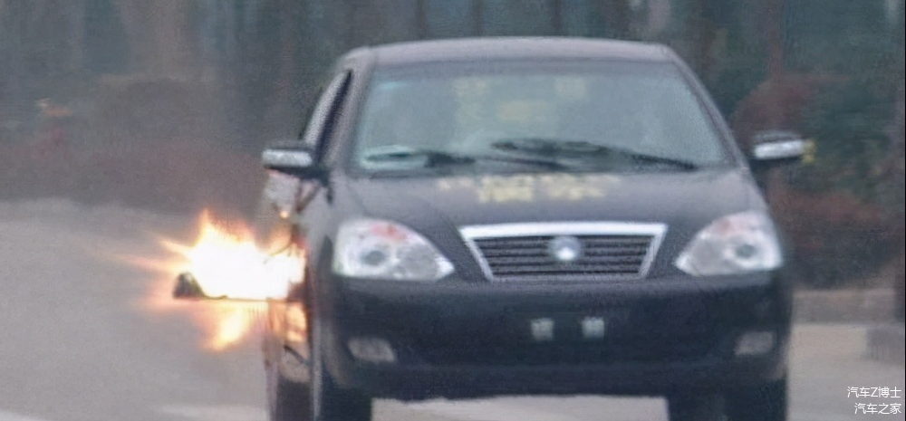 车在高速公路爆胎_高速公路车辆爆胎_公路高速爆胎车视频