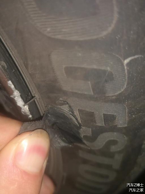 公路高速爆胎车视频_车在高速公路爆胎_高速公路车辆爆胎