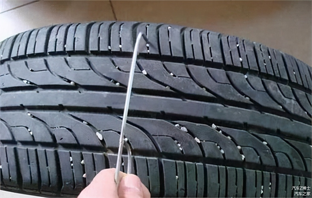 高速公路车辆爆胎_公路高速爆胎车视频_车在高速公路爆胎