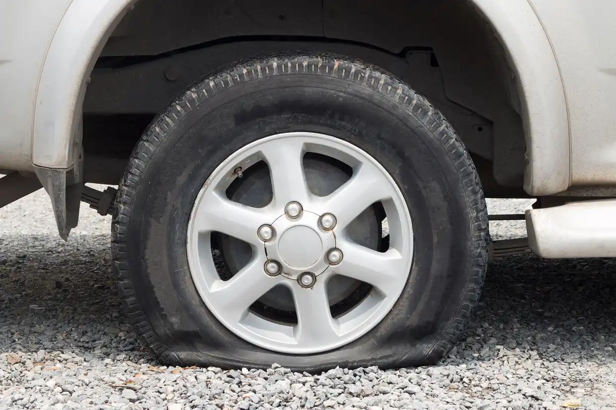 车在高速公路爆胎_高速公路车辆爆胎_公路高速爆胎车视频