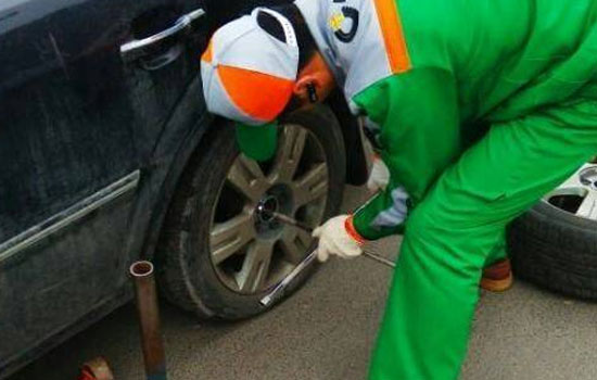 海口24小时流动补胎救援电话最近，海口上门补胎换胎救援多少钱