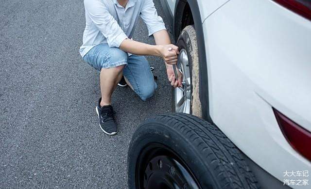 高速上爆胎扣分吗_高速上爆胎怎么办打什么电话_车胎高速上爆了怎么办