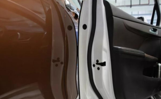 货车关门哪里撞凹进去怎么修理