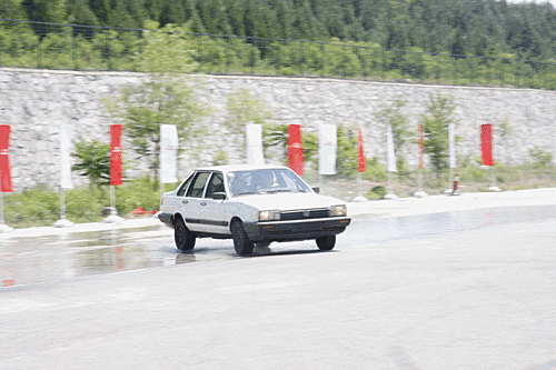 在高速公路前轮爆胎怎么办_公路办高速前轮爆胎谁负责_高速前轮爆胎亲身经历