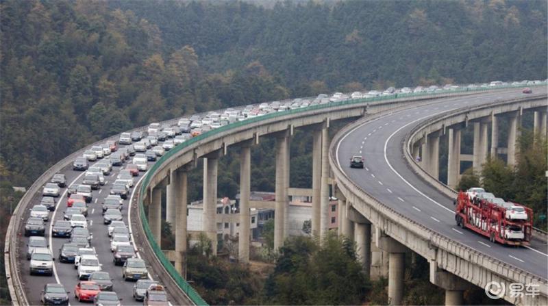 汽车在高速公路上快没油了，该如何解决呢？