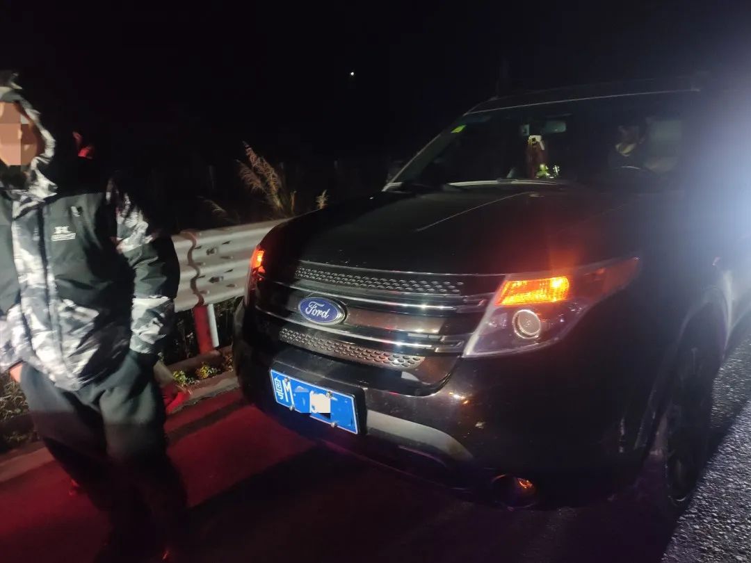 人才 | 车没油横停高速路，竟然被警察发现一车5人饮酒！