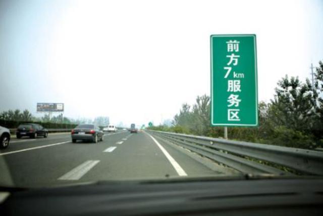 高速上开车快没油了，前方也没加油站该咋办？教你2招巧妙解